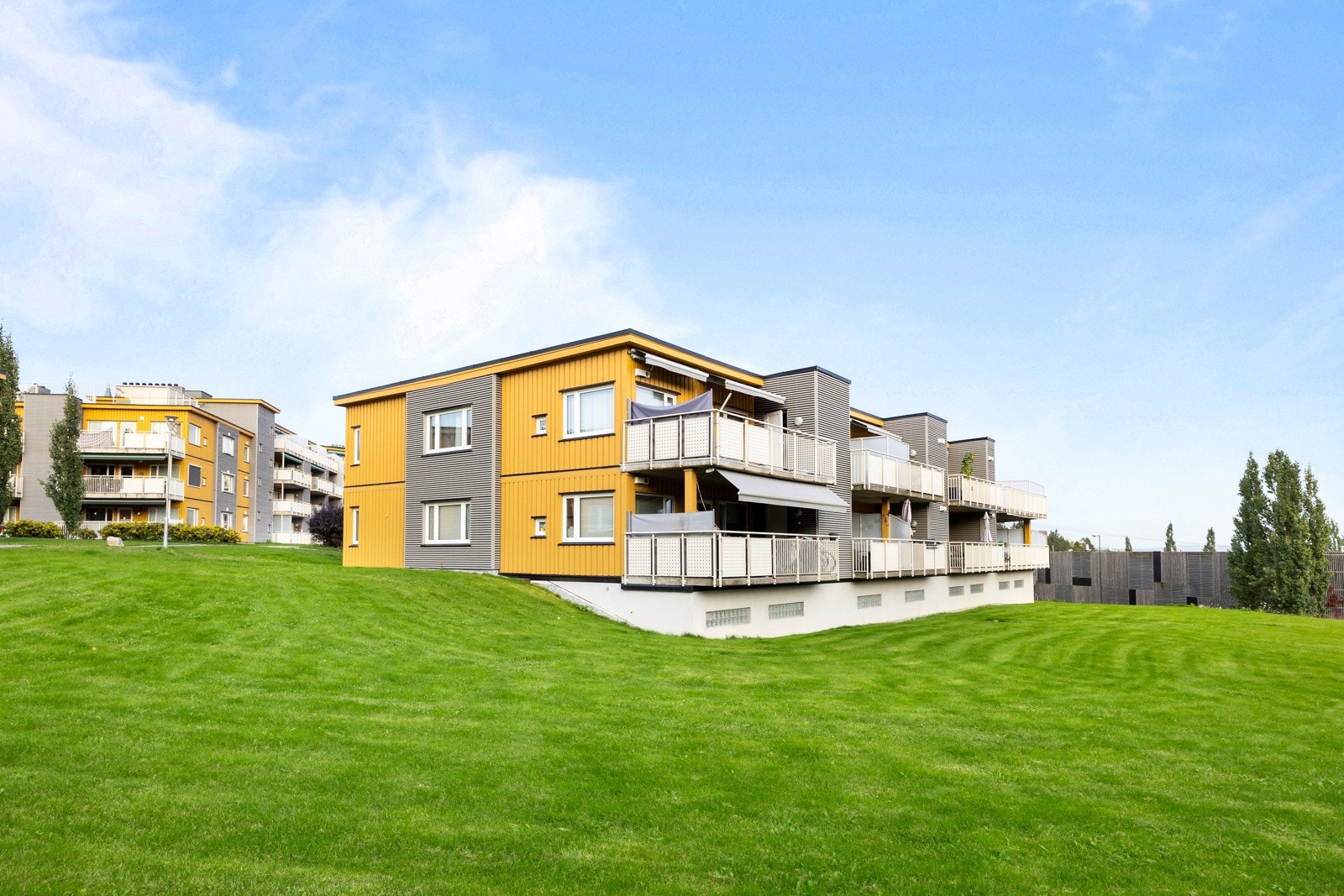 Leiligheten ligger i 2. etasje og har gangavstand til ulike servicetilbud. Galleribilde