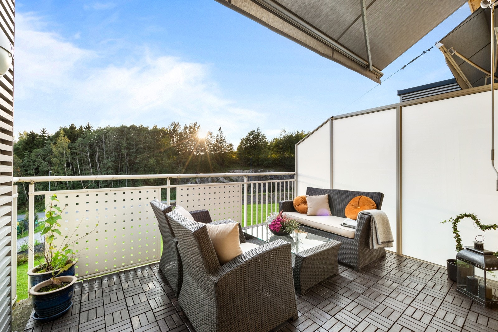 Balkongen er sydøstvendt og har gode solforhold og god utsikt. Galleribilde