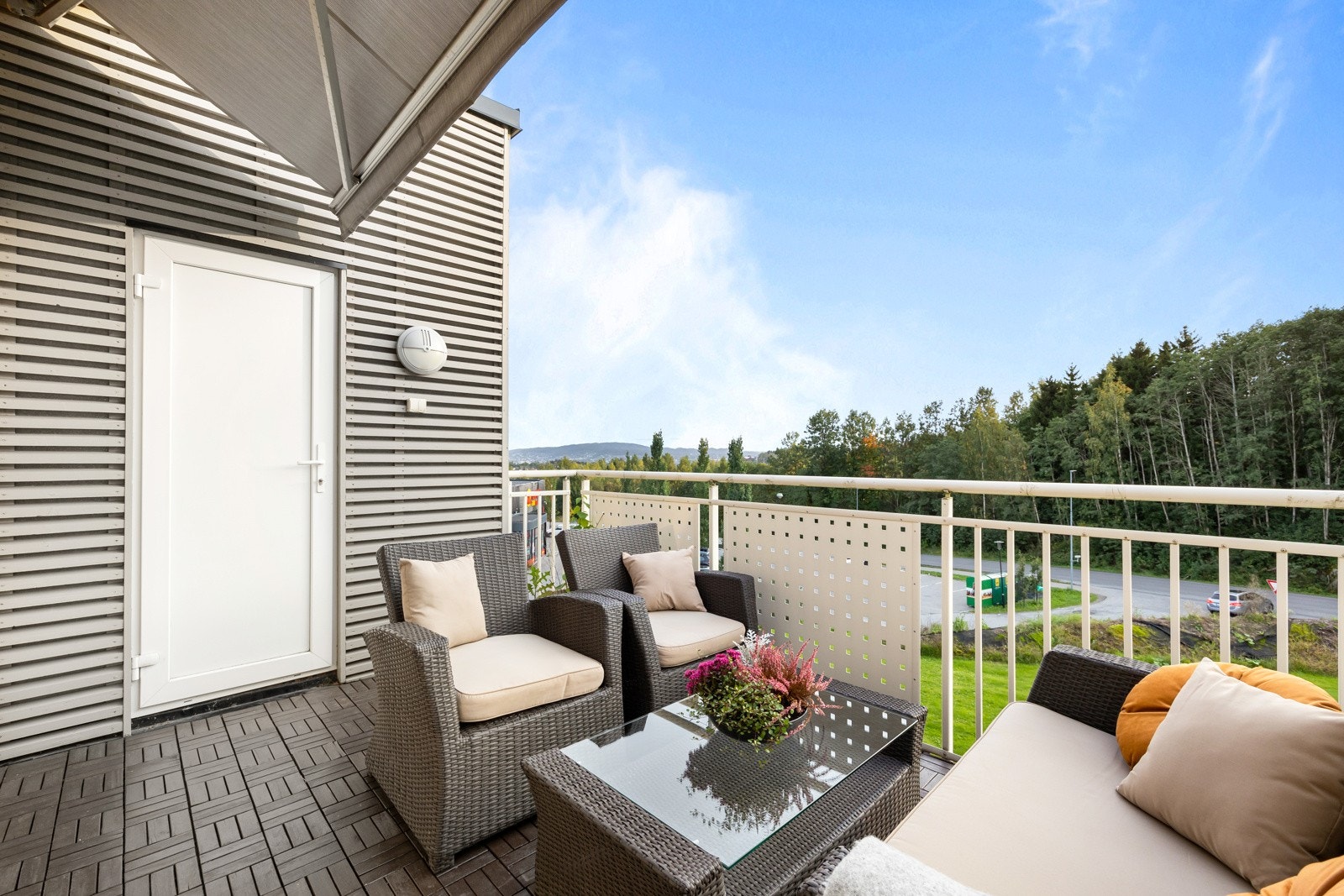 Balkongen er belagt med trelemmerer og har rekkverk av stålprofiler. Galleribilde