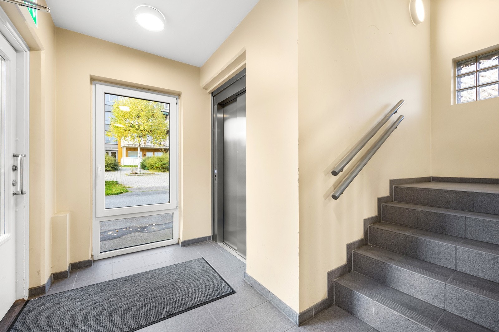 Sameiet har felles trappeoppgang med postkasser og adgang til heis. Galleribilde