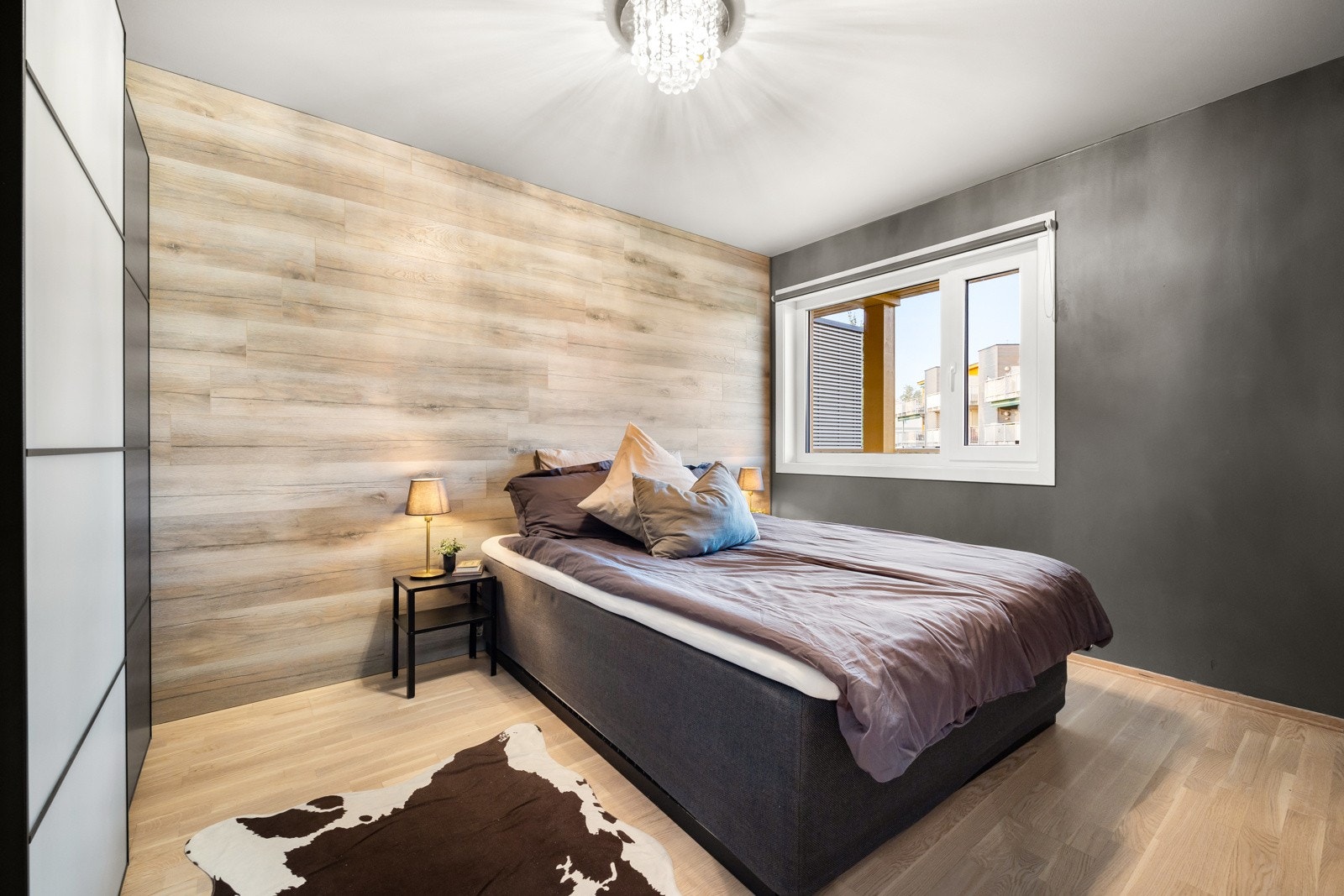 Soverommet har slette vegger og samme gjennomgående trestavs parkett på gulvet. Galleribilde