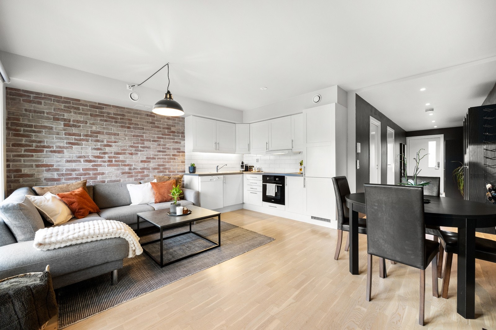 Leiligheten har en arealeffektiv planløsning og åpen løsning mellom stue og kjøkken. Galleribilde