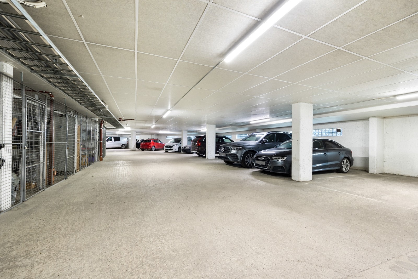 Her får du parkeringsplass i garasjekjeller og bod på ca. 5 kvm. Galleribilde