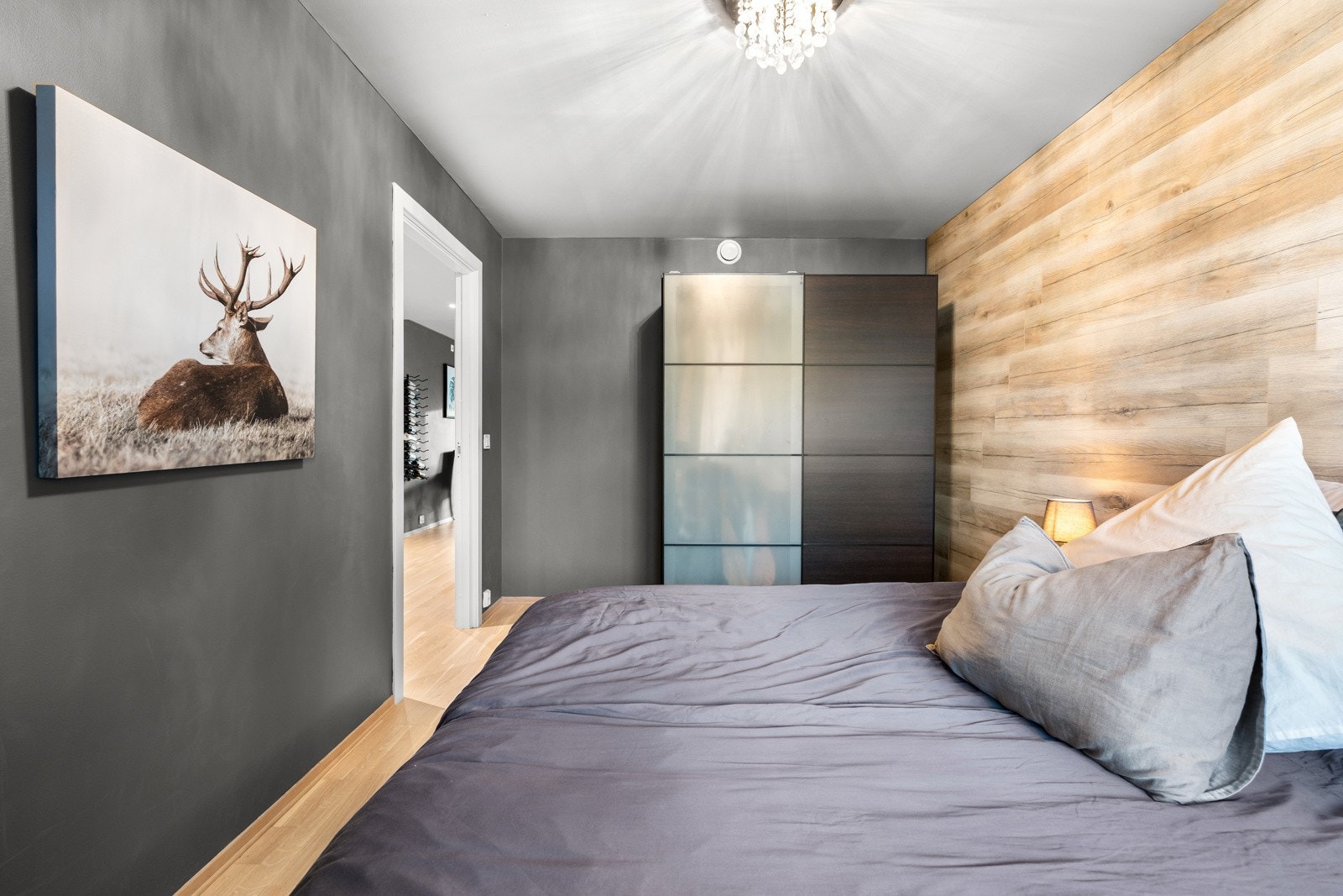 Soverommet er romslig og har god plass til dobbelt seng med tilhørende møblement og et stort garderobeskap for ekstra oppbevaring. Galleribilde