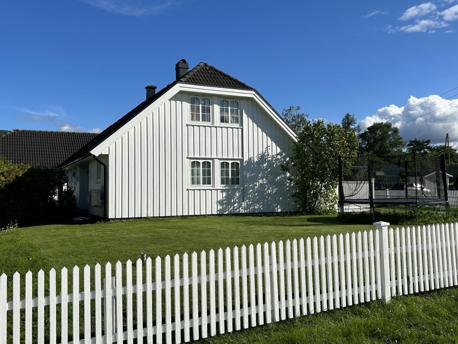 Fasade og stor hage Galleribilde