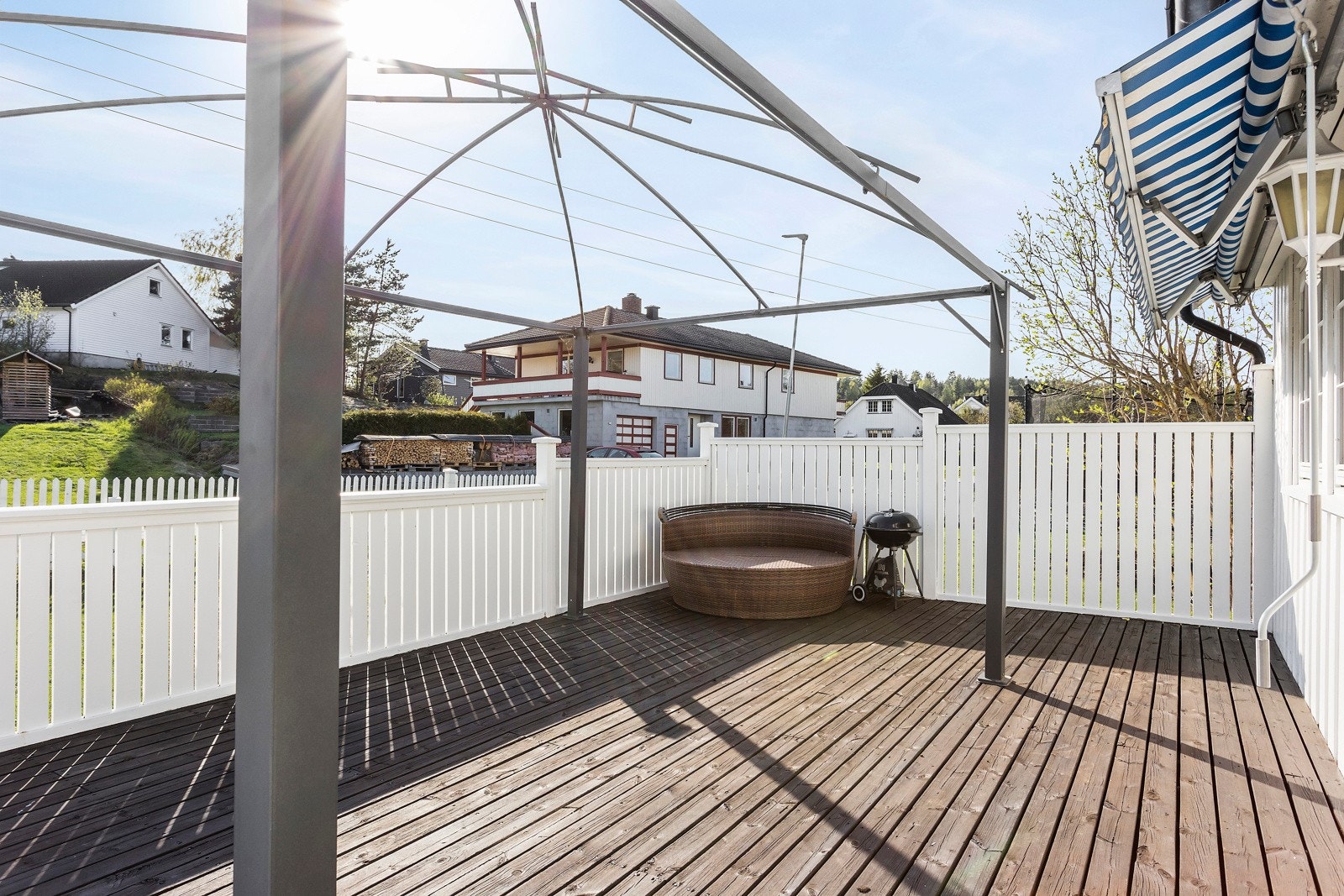 Fra stuen er det utgang til terrasse og hage Galleribilde