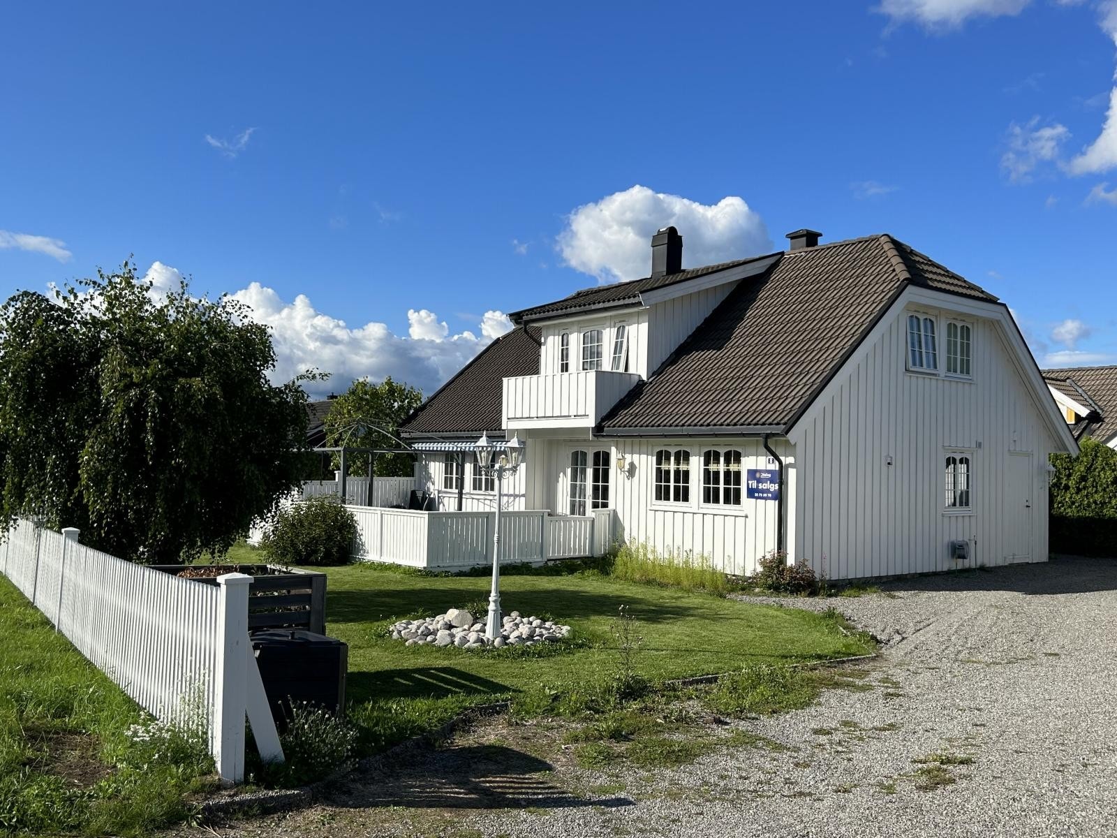 Fasade og gjerde er nymalt Galleribilde