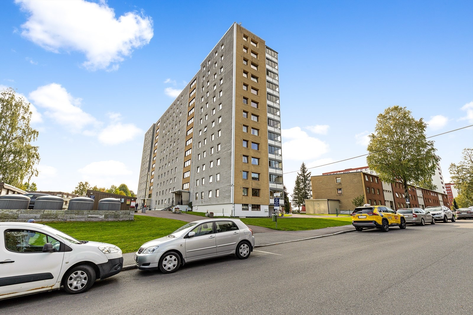 Leiligheten ligger attraktivt til på Rødtvet, rett ved Lillomarka. Her har man nærhet til skoler, barnehager, offentlig kommunikasjon og et rikt utvalg av fasiliteter og servicetilbud Galleribilde
