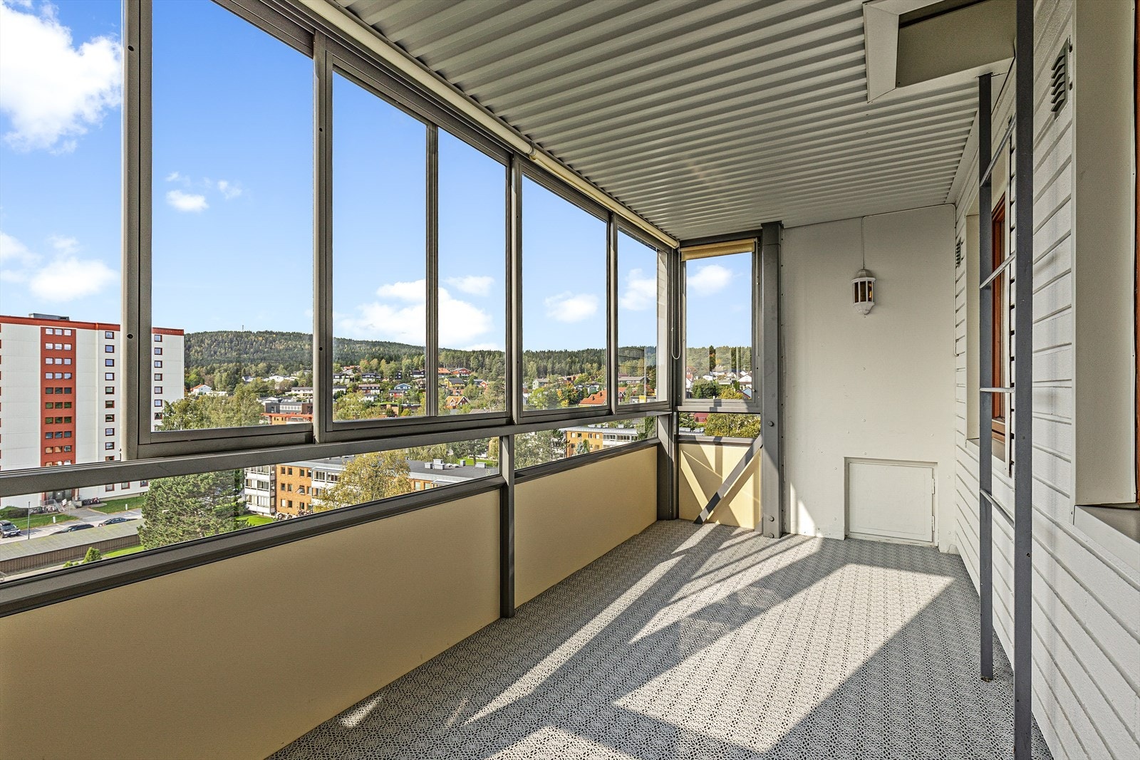 Fra stuen er det utgang til en romslig innglasset balkong vendt mot vest. Det at balkongen er innglasset gjør at den kan brukes uavhengig av årstid Galleribilde