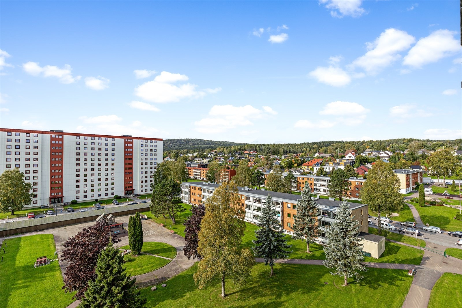 Balkongen rommer 9 m² og har god plass til grill (kun tillatt med elektrisk grill) og utemøblement Galleribilde