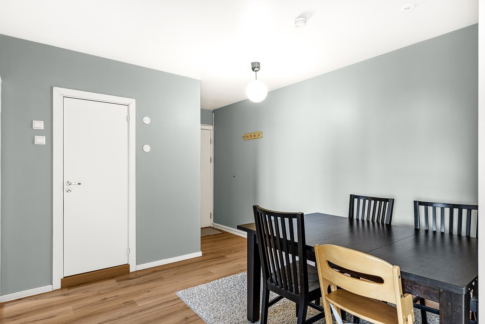 Dette området er ideelt for formelle måltider, familiemiddager eller til og med som et arbeidsområde for lekser eller kontorarbeid Galleribilde