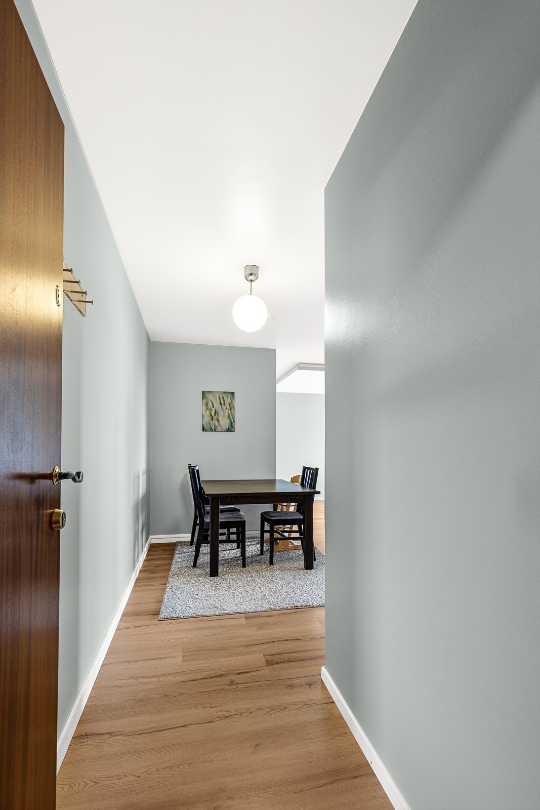 Velkommen inn til en entré med plass til oppheng av yttertøy og plassering av sko. Med dør-calling slipper du gjestene enkelt inn fra gateplan Galleribilde