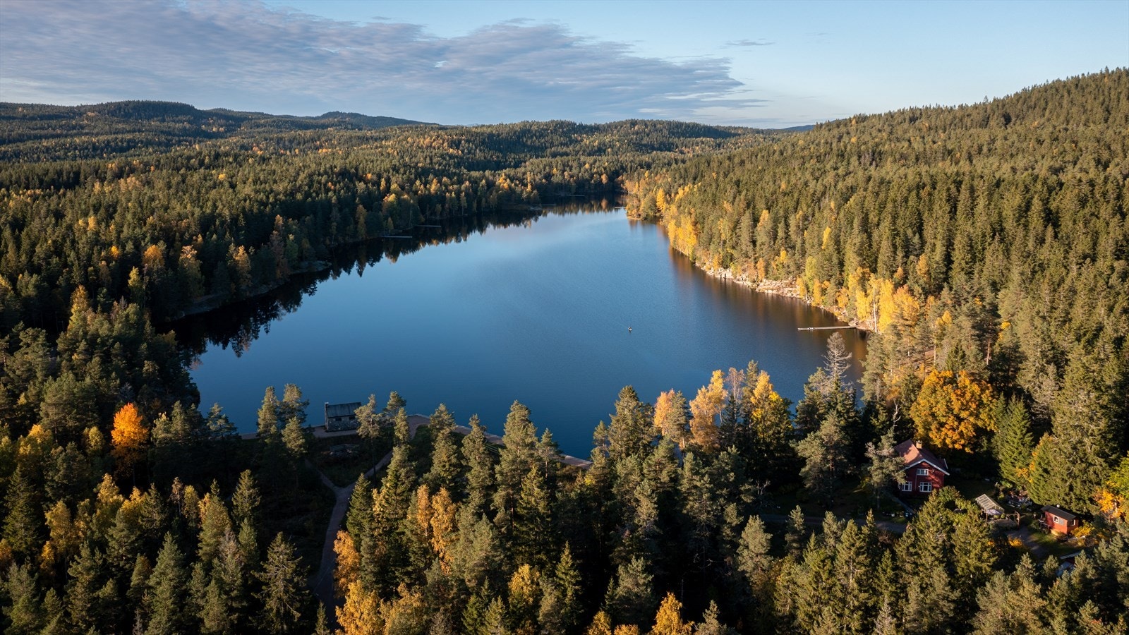 Steinbruvannet passer ypperlig til bading, fisking og turgåing Galleribilde