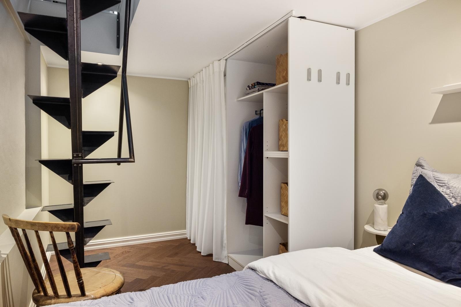 Selger har installert gulvvarme, radonmembran, avfuktingssystem i vegger og balansert ventilasjon. Galleribilde