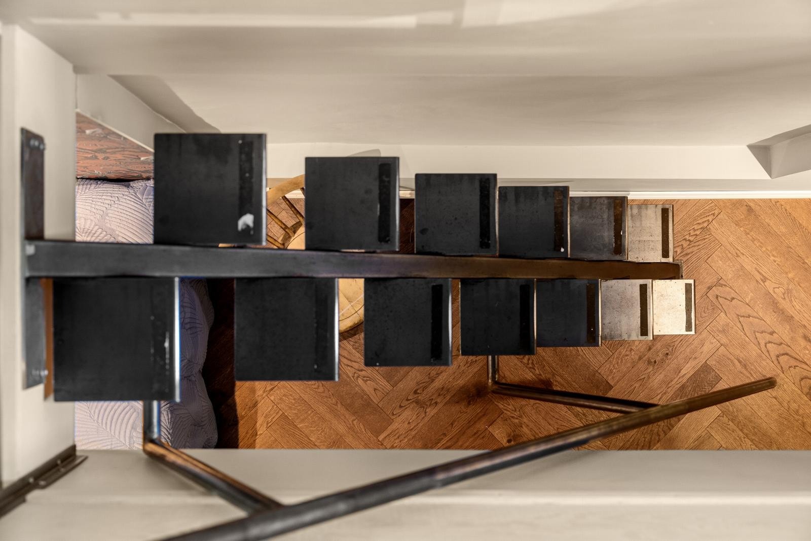 Leilighetens trapper er spesiallagde og gir et flott særpreg til rommene. Galleribilde