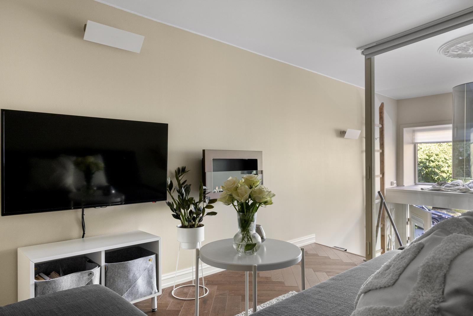 Leiligheten fremstår som delikat, lys og planeffektiv. Smarte løsninger og en god utnyttelse av arealet. En sjelden perle i området. Galleribilde