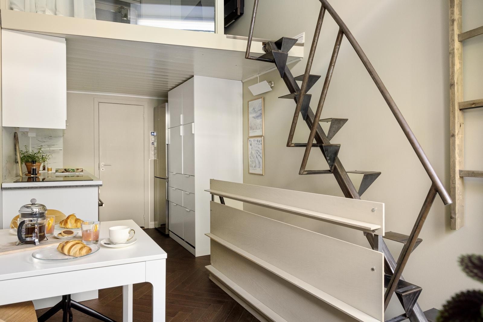 Leiligheten er betydelig påkostet de senere år, der blant annet gulvene ble avrettet og det ble lagt ny, lekker parkett. Galleribilde