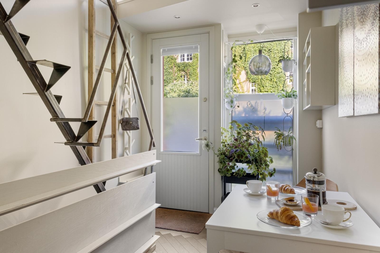 Stilsikker studioleilighet over tre plan med en smart og effektiv planløsning. Galleribilde