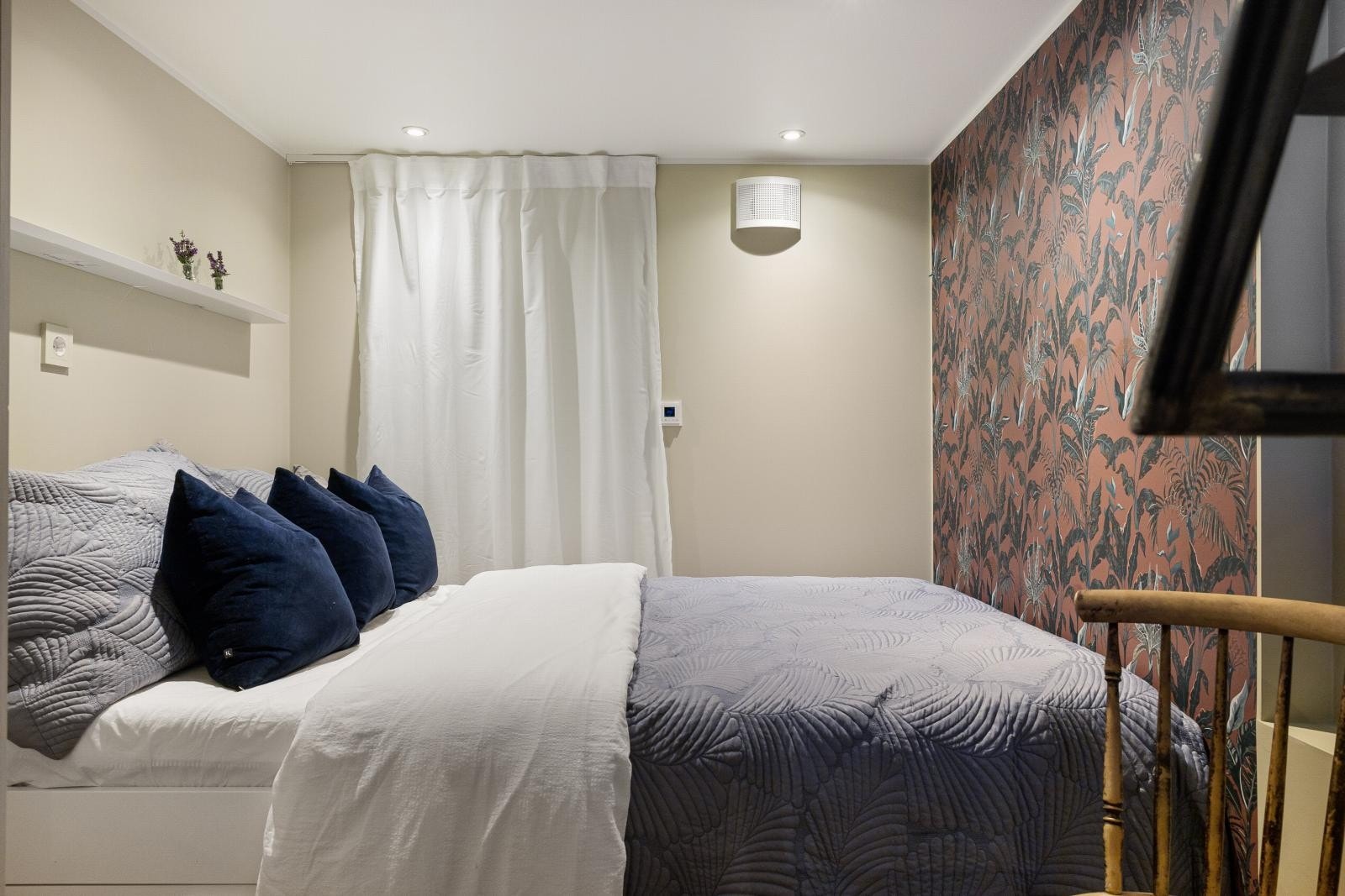 I leilighetens underetasje er det et disponibelt rom med lekker parkett og vegger i tidsriktige farger. Merk at rommet ikke er godkjent til varig opphold. Galleribilde