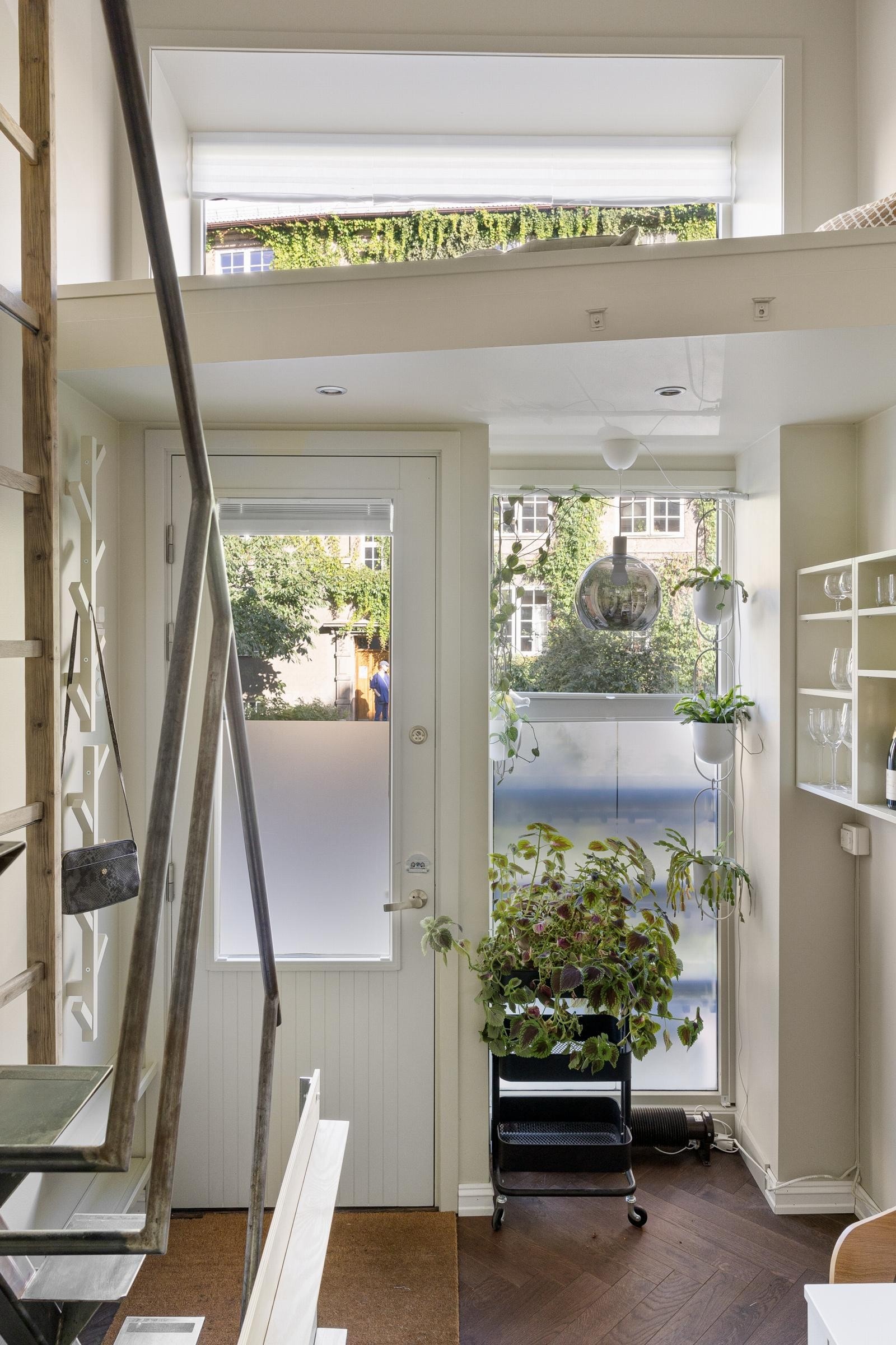 Med egen inngang fra bakkeplan, store vinduer helt opp til taket og en generøs takhøyde på ca. 4,08m har leiligheten et unikt særpreg med ekte townhouse følelse. Galleribilde