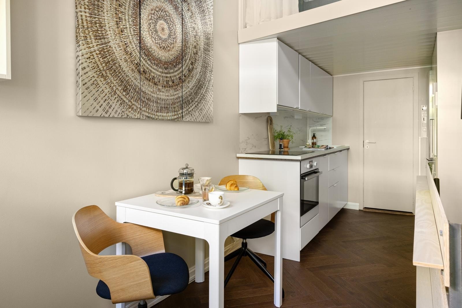 Kjøkkenet har et smakfullt, tidsmessig design med rene linjer, kvalitetsmessige løsninger og god oppbevaringsplass. Galleribilde