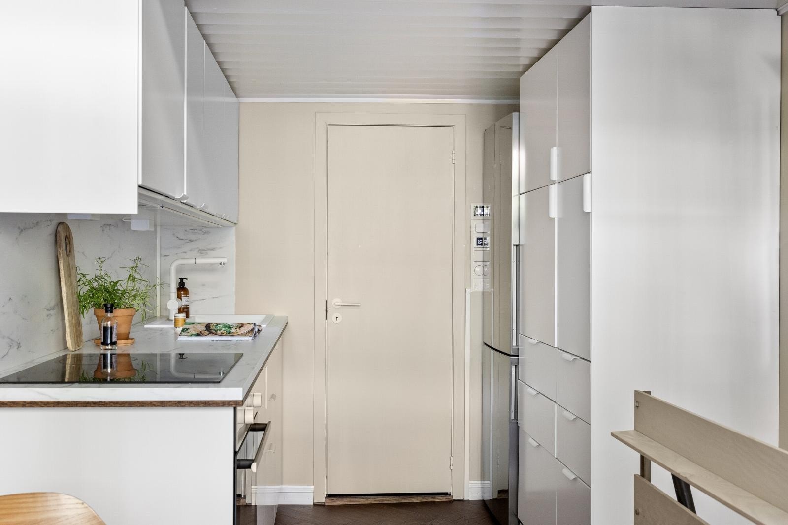 Kjøkkeninnredning er fra 2021 med slette fronter og laminert benkeplate. Galleribilde