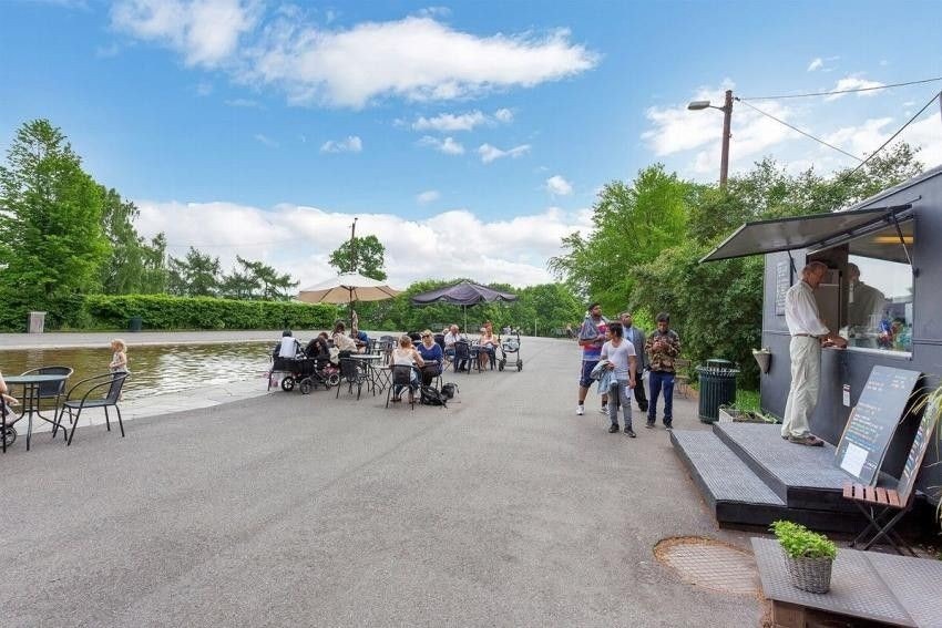 Stensparken har flotte plenområder for grilling og soling, joggestier, bordtennisbord og et vannspeil. Galleribilde