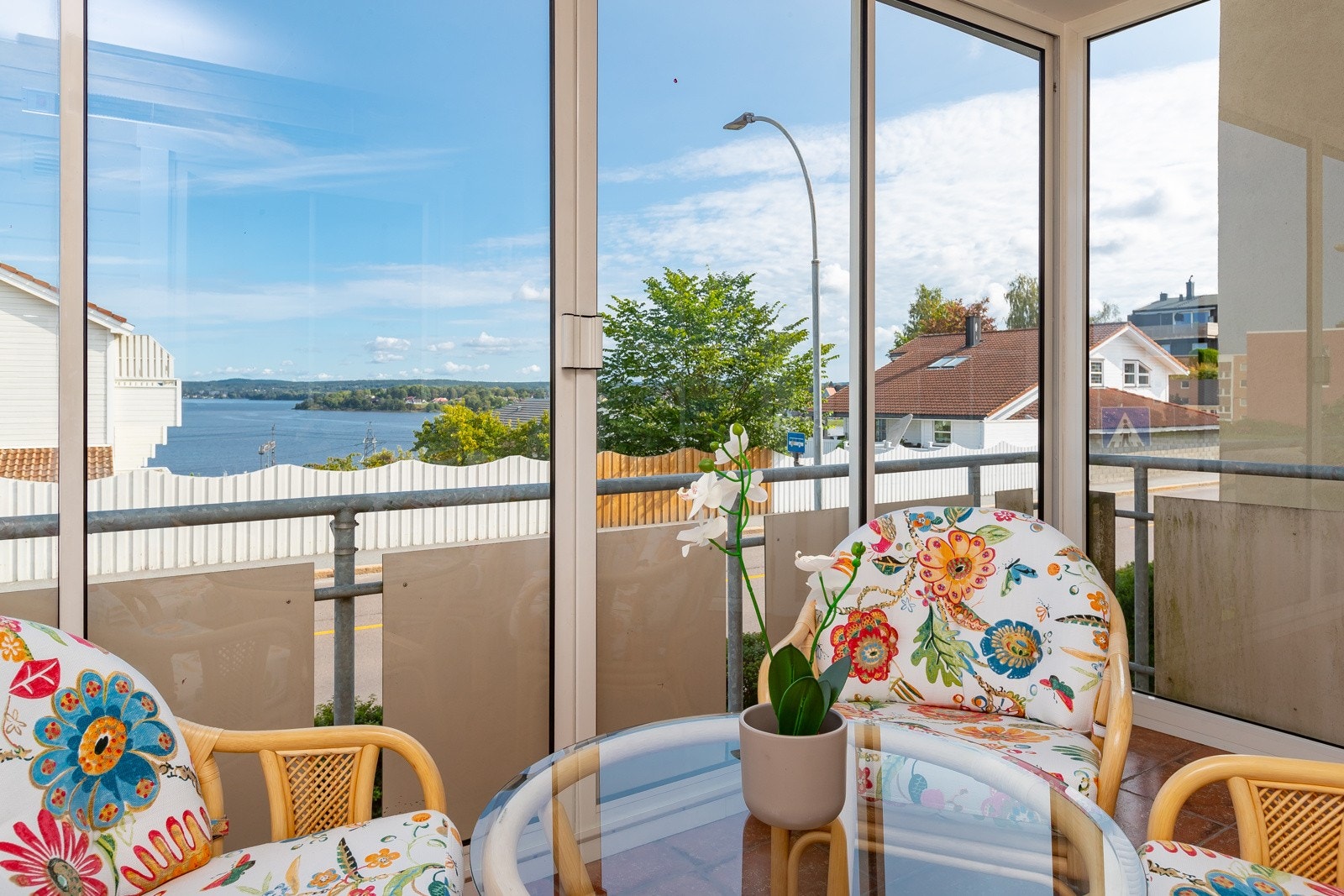 Innglasset balkong med utsikt til Glengshølen Galleribilde