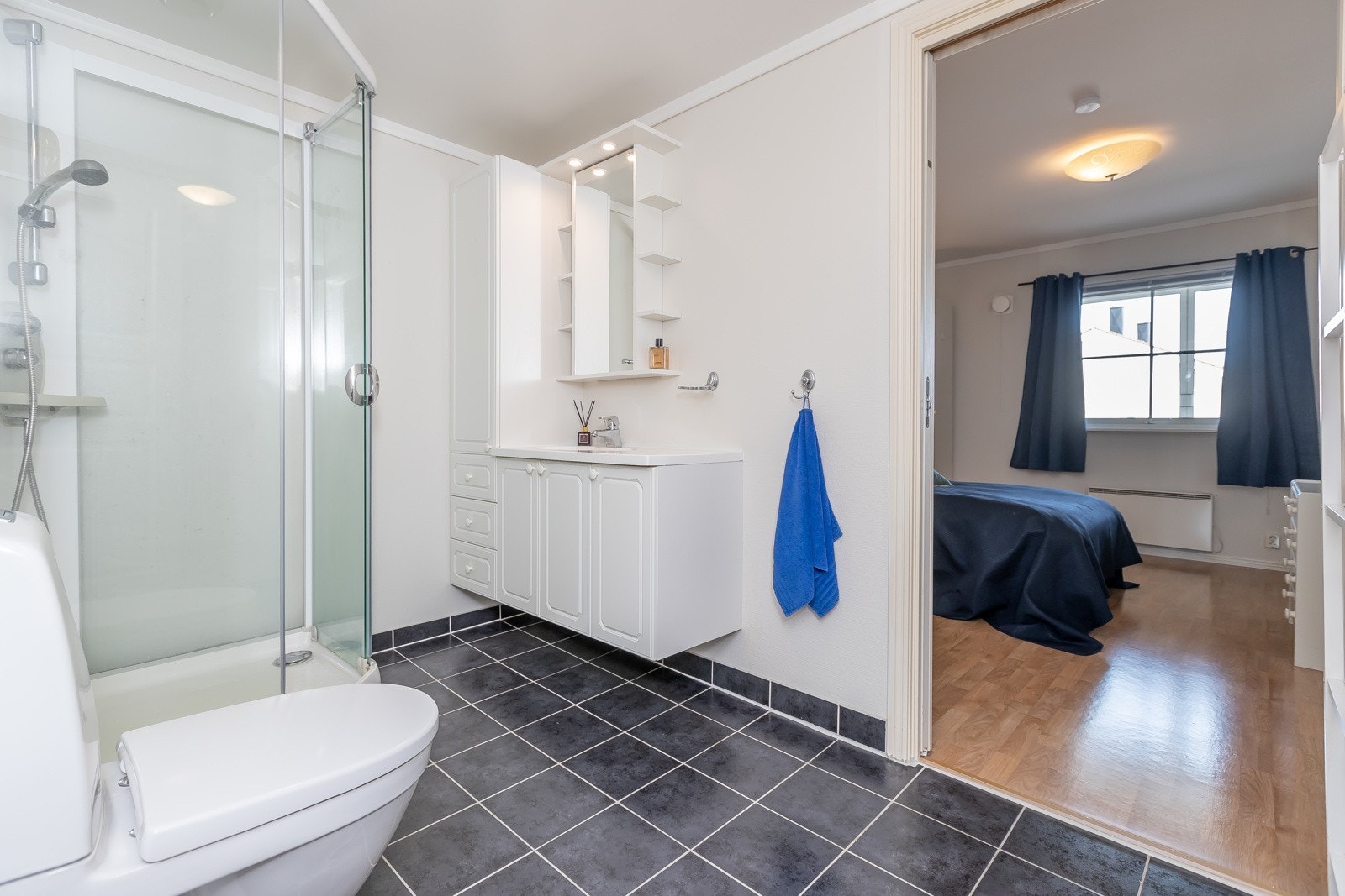 Badet har ekstra inngang fra soverommet Galleribilde