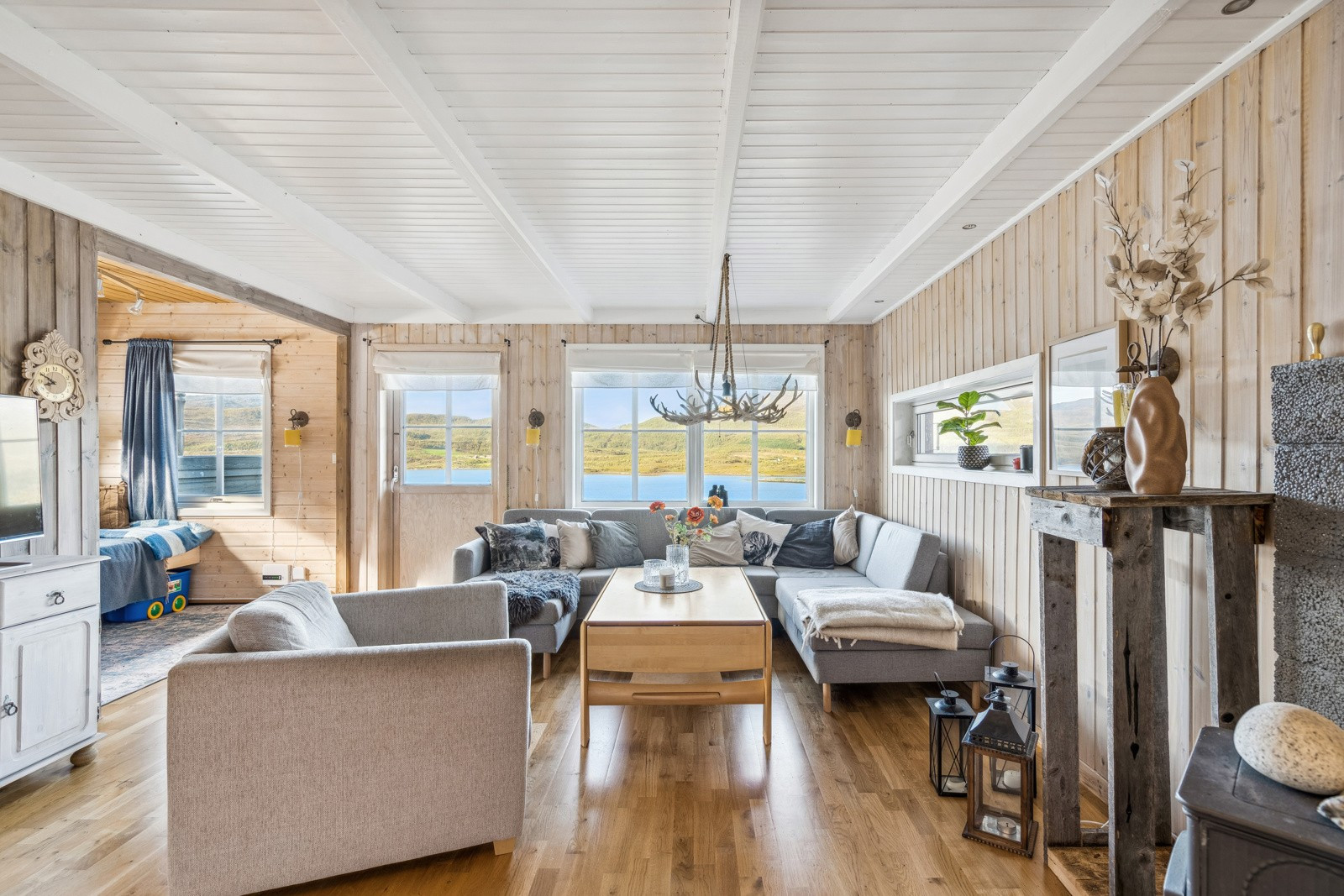 Stua er lys og innbydende med god plass til sofagruppe.