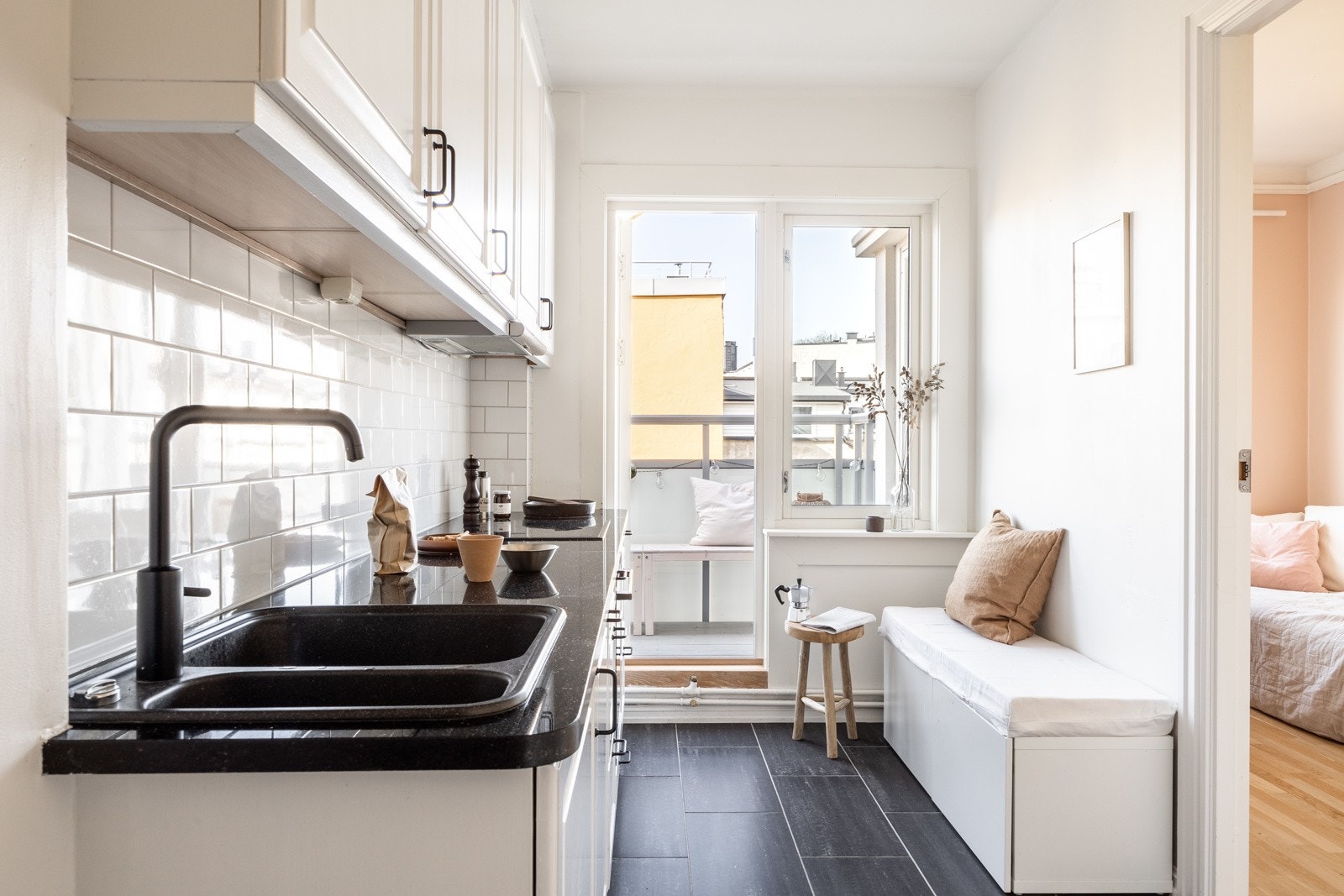 Kjøkkeninnredning med profilerte fronter og benkeplate av granitt. Galleribilde