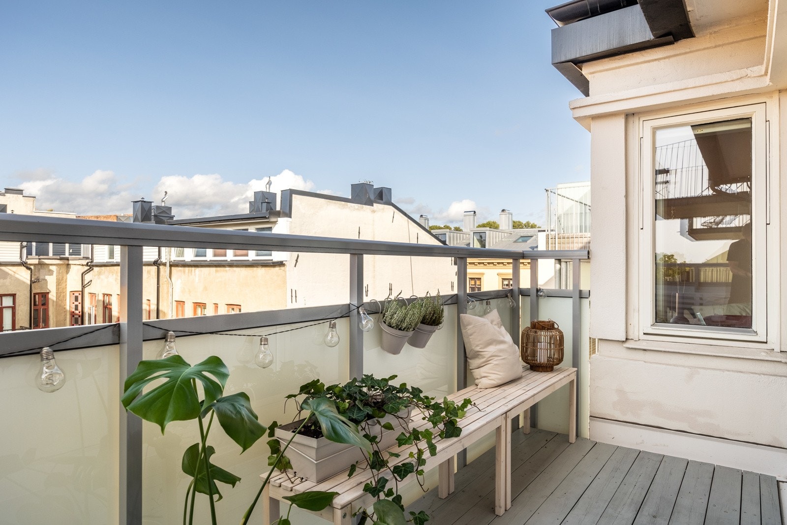 Balkongen har flott ettermiddag- og kveldssol fra kl. 14:00 til 22:00. Galleribilde