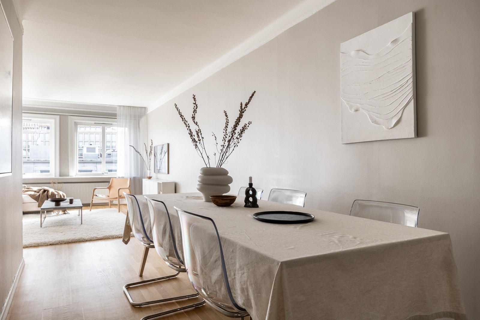 Stuen har god plass til et langt spisebord som er perfekt for deg som ønsker å arrangere sammenkomster. Galleribilde