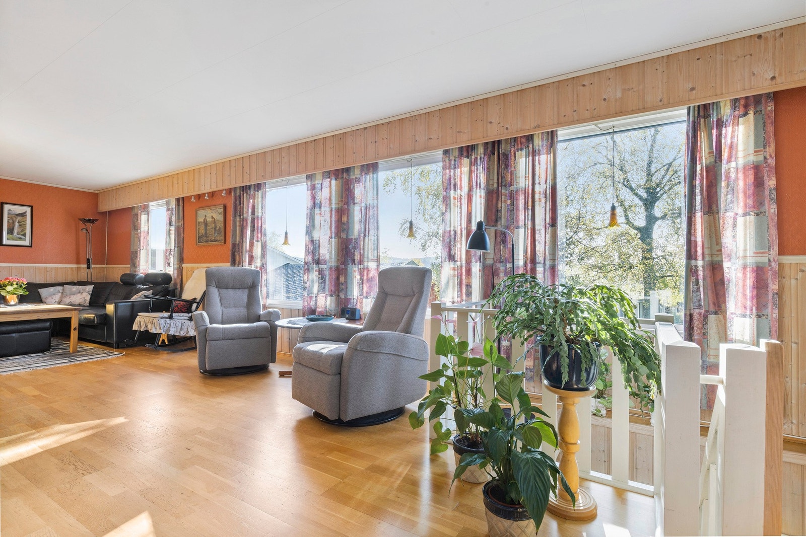 Store vindusflater gir rikelig med lysinnslipp. Galleribilde