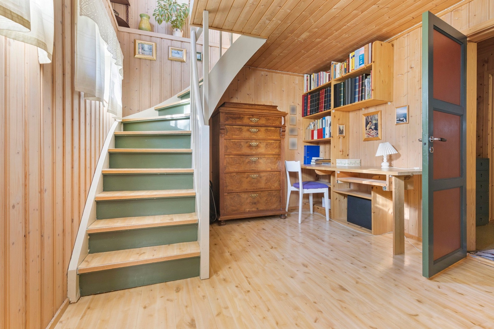 Innredet kjeller med kjellerstue, 2 soverom, bad og vaskekjeller. Galleribilde