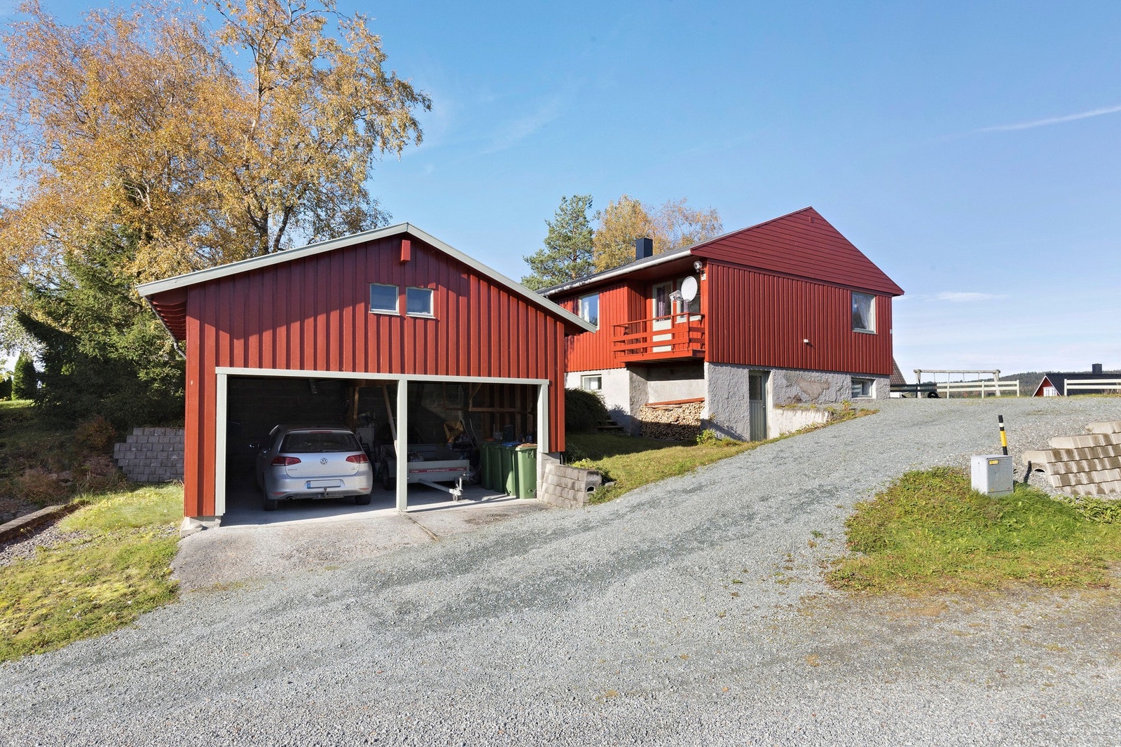 Enebolig med flott tomt i Skjelstadmark - Garasje/carport med hems. Galleribilde