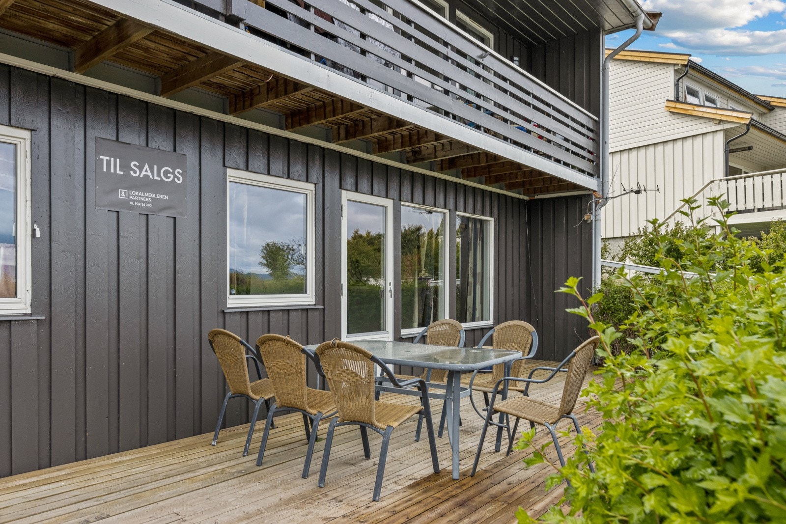 Romslig terrasse foran leiligheten. Galleribilde