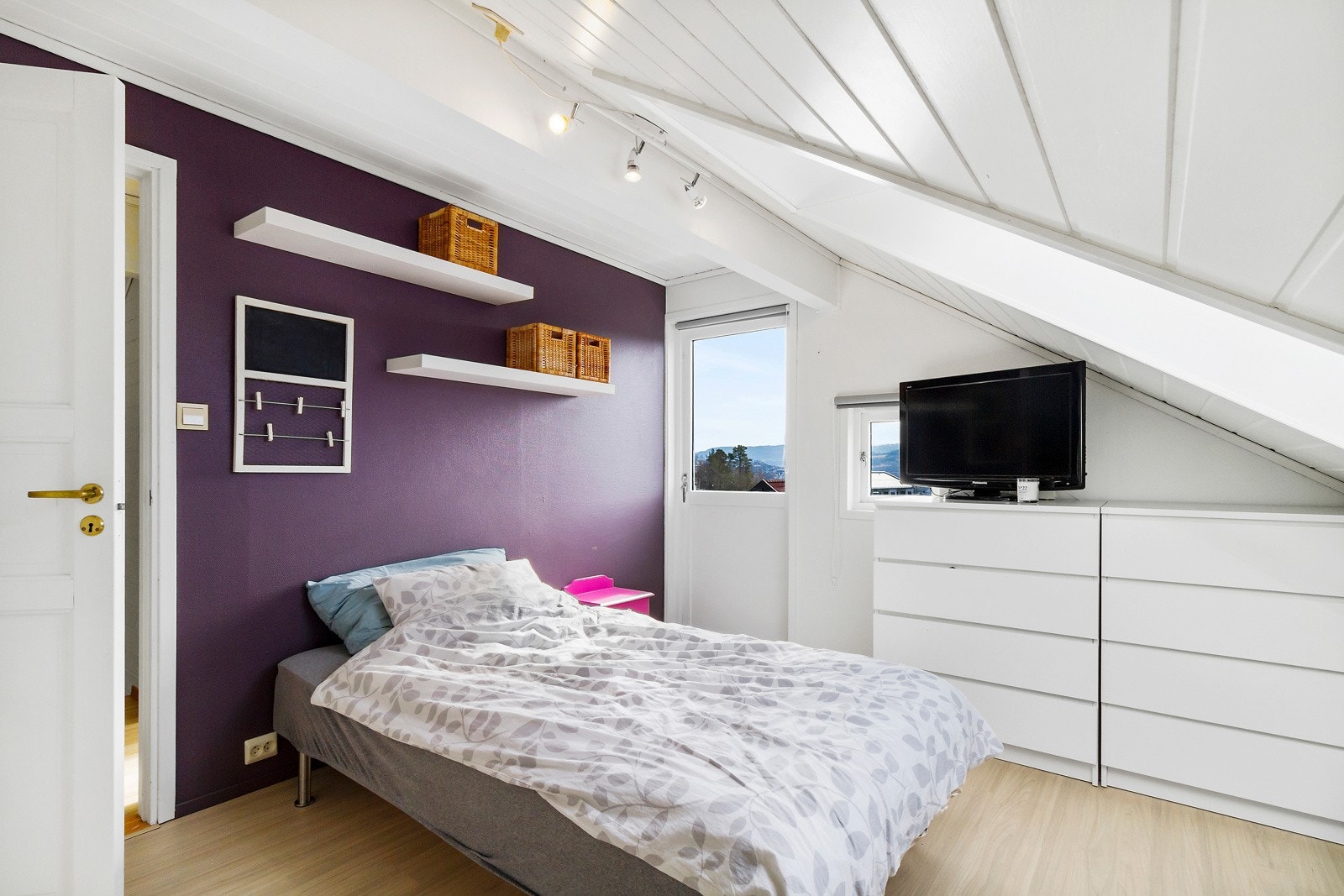 1 av 3 soverom på loft. Galleribilde