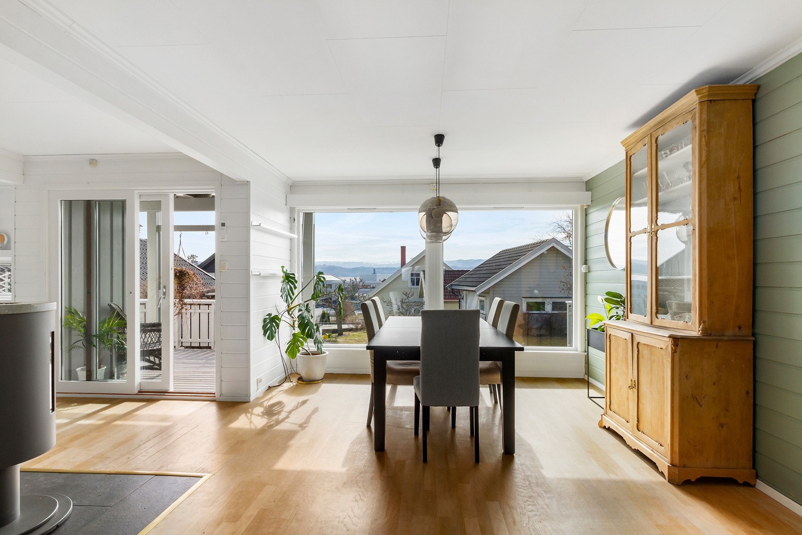 Det er god plass til flere sittegrupper i stue. Galleribilde