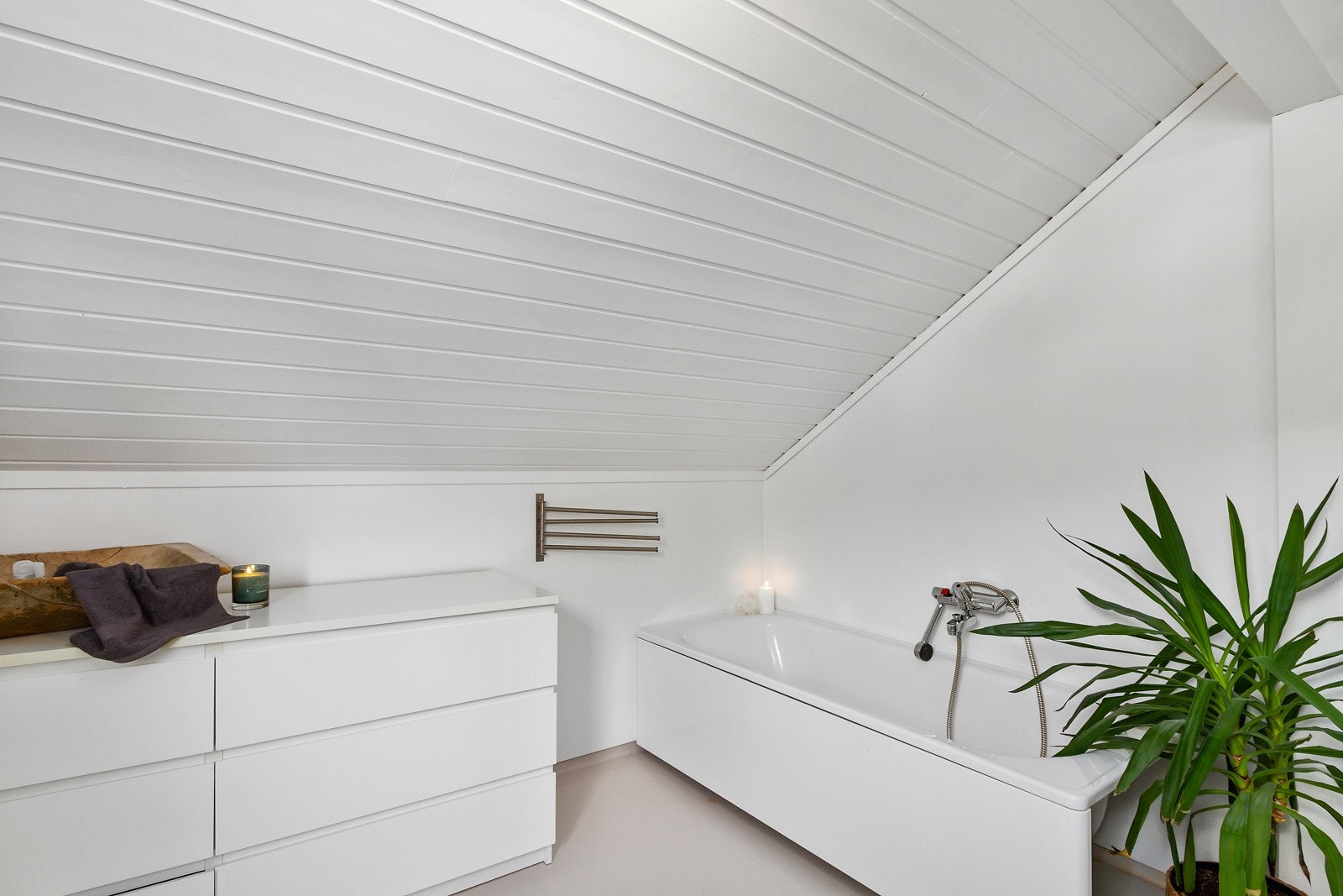 Bed på loft med badekar. I samme etasje som 3 soverom. Galleribilde