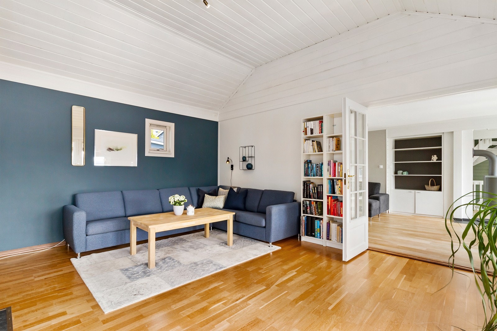 God takhøyde og store vindu som slipper inn masse dagslys. Galleribilde