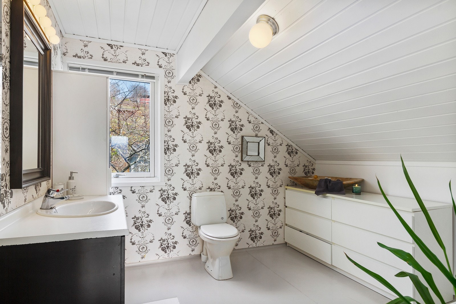 Det er totalt 3 bad i boligen, hvor man har 1 bad i hver etasje. Galleribilde