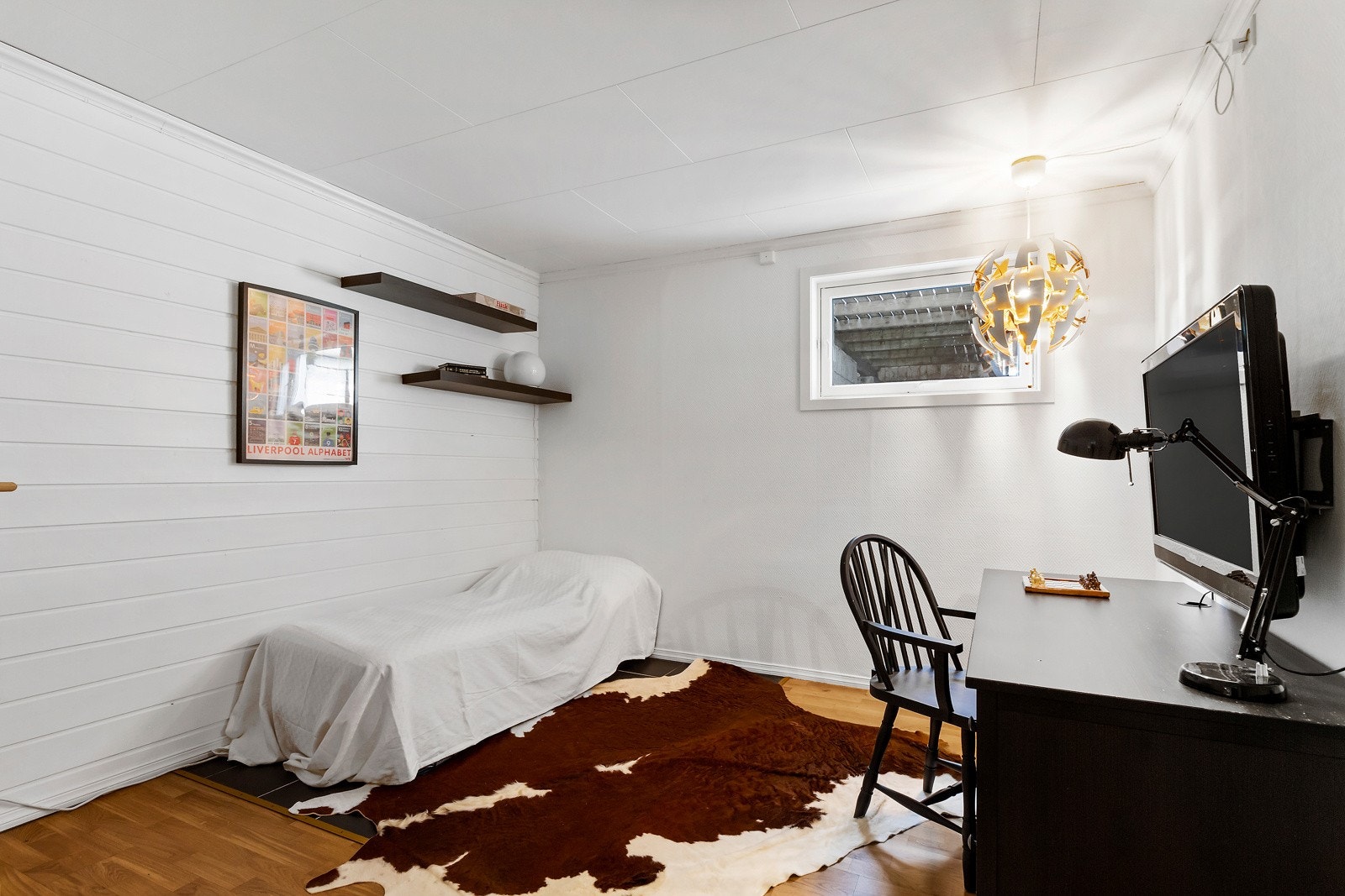 I kjelleretasje har man 3 romslige soverom på hhv 7,5, 11 og 14m². Egen inngang til kjelleretasje. Galleribilde