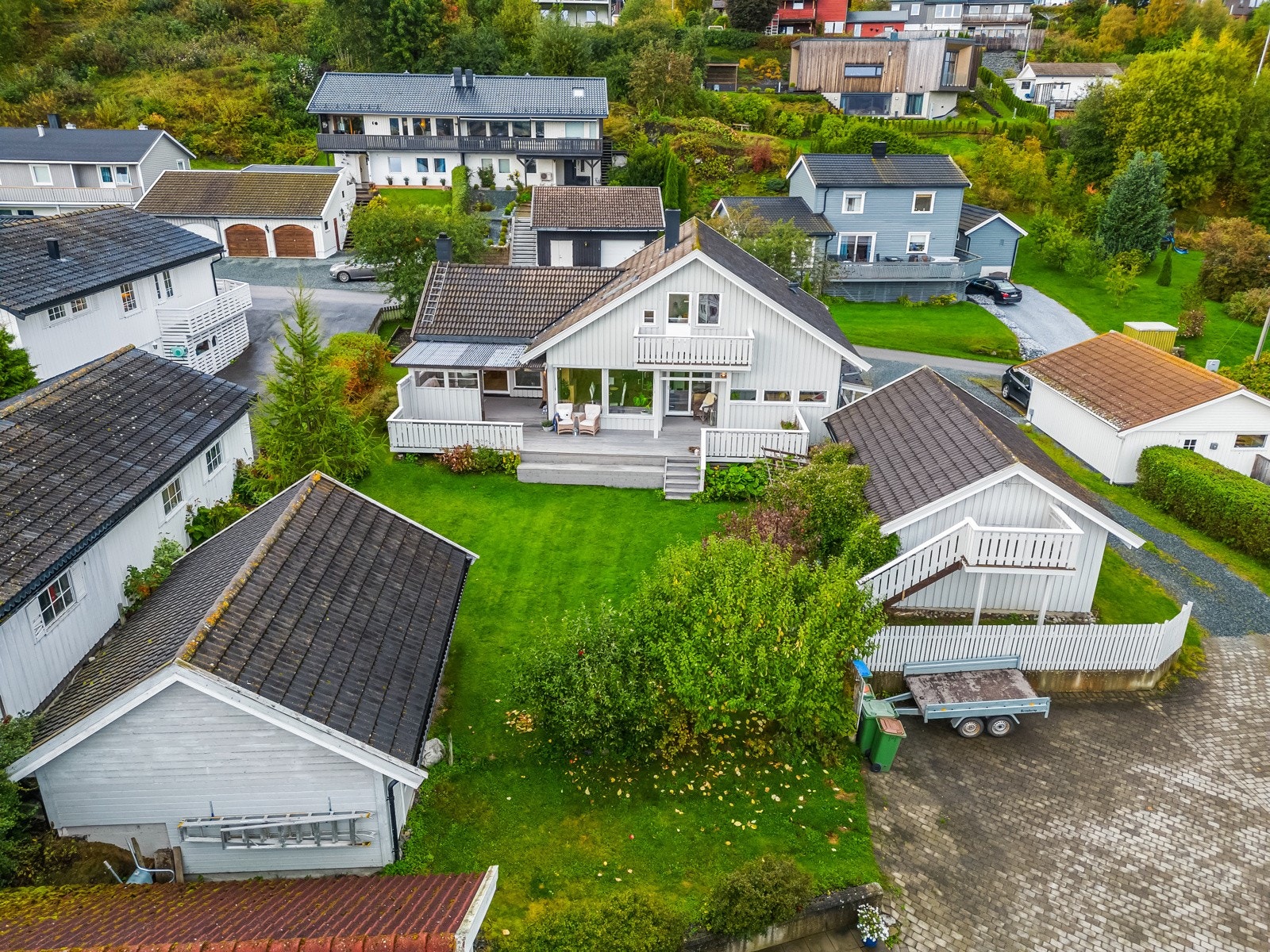 Skjermet hage. Uthus og garasje medfølger boligen. Galleribilde