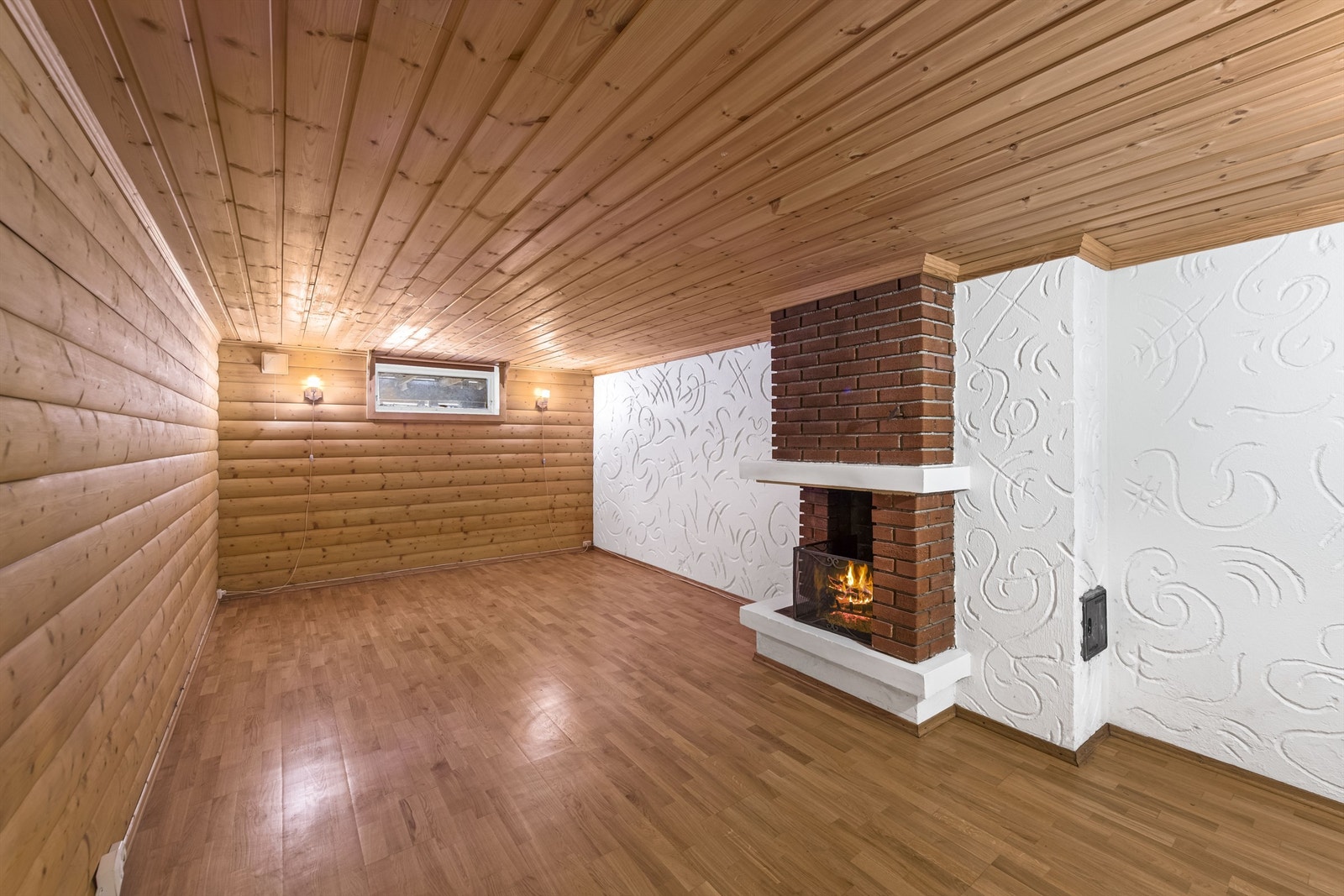 Underetasjen er innredet etter at midlertidig brukstillatelse er gitt. Ikke bruksendret eller godkjent. Galleribilde