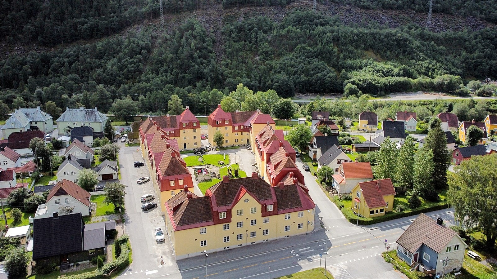 Borettslaget har en stor og romslig bakgård Galleribilde