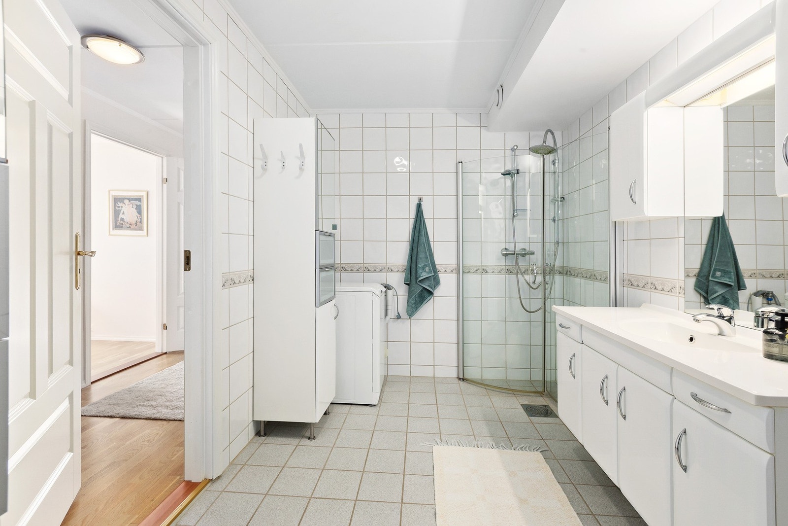 Badet er utstyrt med dusj, servant, wc og opplegg til vaskemaskin. Galleribilde