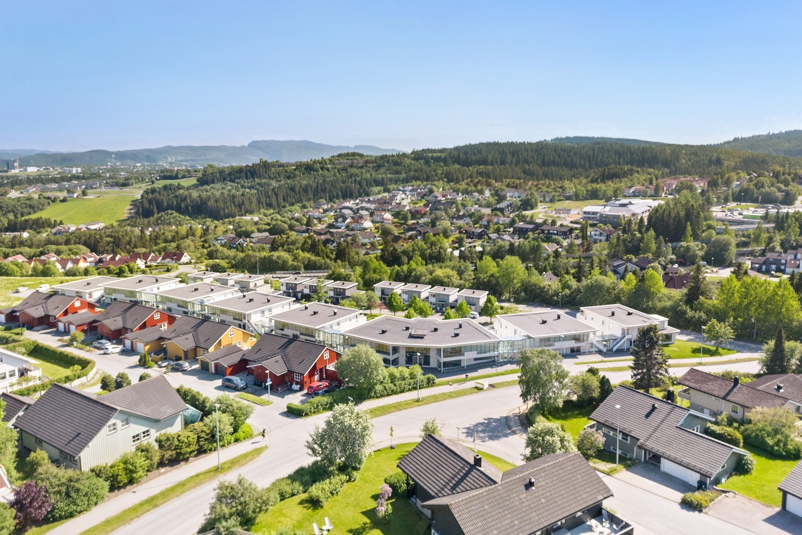 Kort vei fra leiligheten har du Stavset senter med dagligvarebutikk, apotek og bakeri. Galleribilde