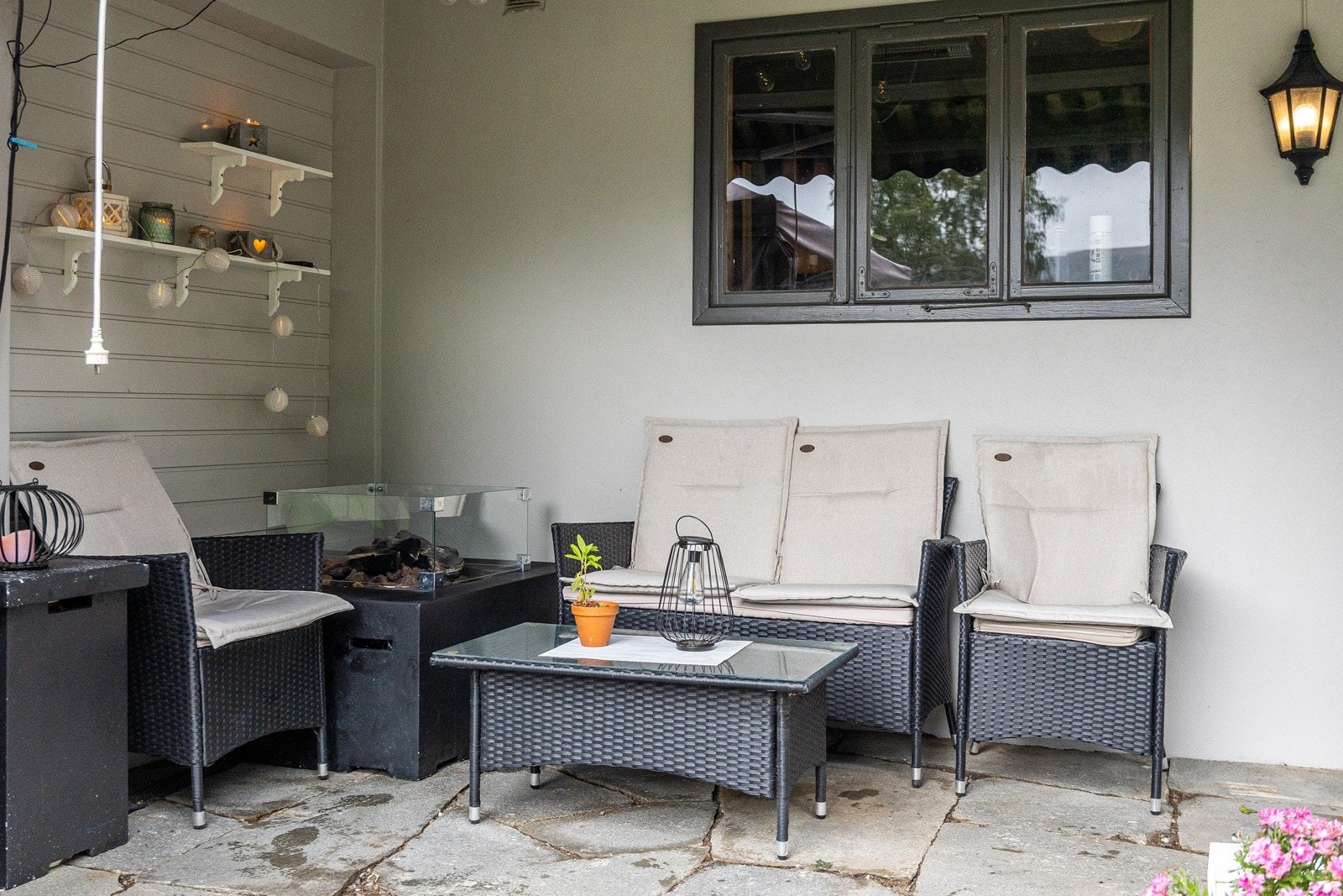 Overbygd sitjeområde under garasje/anneks Galleribilde