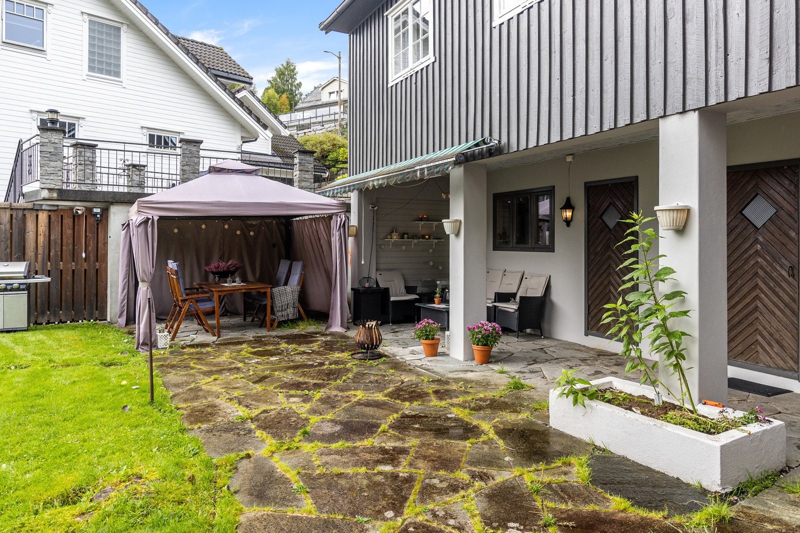Uteområde under garasje/anneks. Merk også tilkomst til gode bodareal Galleribilde